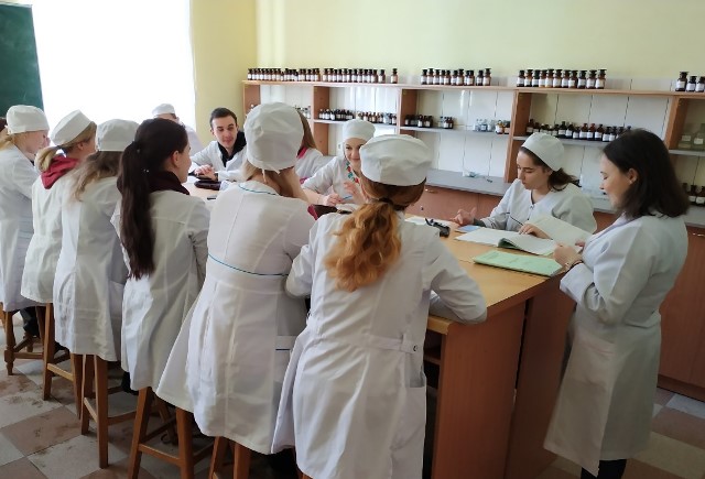 Заняття з неорганічної хімії для майбутніх фармацевтів у Тернопільському державному медичному університеті імені І.Горбачевського проводить Паньківська Наталя